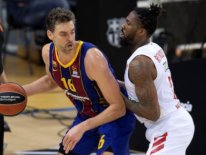 Pau Gasol, ante Jalen Reynolds durante el Barça-Bayern.