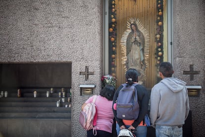 Feligreses rezando en la explanada de la basílica de Guadalupe. Por primera vez en su historia la basílica cerró sus puertas.