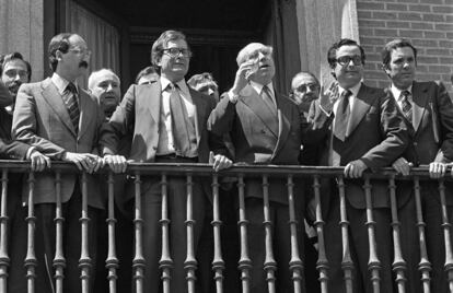 El nuevo alcalde de Madrid por el PSOE, Enrique Tierno Galván (tercero por la derecha), saluda desde el balcón del Ayuntamiento en la Plaza de la Villa de Madrid durante su toma de posesión, flanqueado por Alonso Puerta (segundo derecha) y Ramón Tamames (segundo izquierda) y José Barrionuevo (derecha), el 14 de abril de 1979.