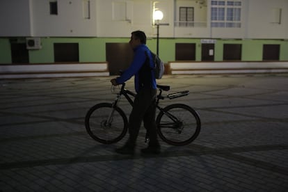 Juan Torrejón, tercera generación de almadraberos en Barbate, va en bicicleta todas las mañanas hasta el puerto.