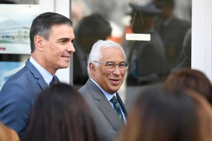 El primer ministro portugués  Antonio Costa junto a Pedro Sánchez hoy en Viana do Castelo (Portugal).