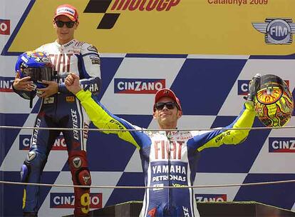 Primero y segundo en el podio. Los dos pilotos, Rossi y Lorenzo, comparten equipo y ganas de ser el número uno. Tras la carrera el liderato, junto a Stoner.