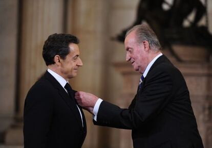 El Rey impone a Sarkozy el Tois&oacute;n de Oro por su contribuci&oacute;n a la lucha antiterrorista.