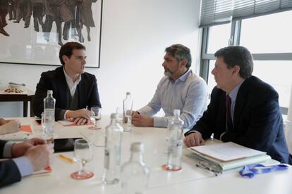 Albert Rivera, a la izquierda, reunido con Juan Carlos Quer, a la derecha, y Juan Jos&eacute; Cort&eacute;s, en el centro, el viernes en el Congreso.