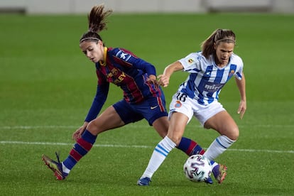 Dulce Quintana, del Espanyol, protege el balón ante Aitana Bonmati, del Barcelona, durante el derbi catalán en el Camp Nou este miércoles.