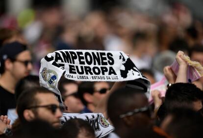 Un aficionado del Real Madrid en la Puerta del Sol de Madrid.