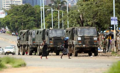 Soldados de Zimbabue mantienen posiciones durante los enfrentamientos entre la policía y los manifestantes.