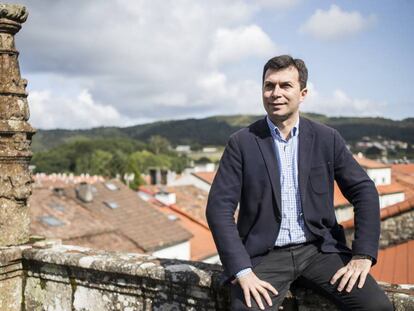 El socialista Gonzalo Caballero, en la terraza del Obradoiro desde la que se divisa la residencia presidencial de Monte Pío.