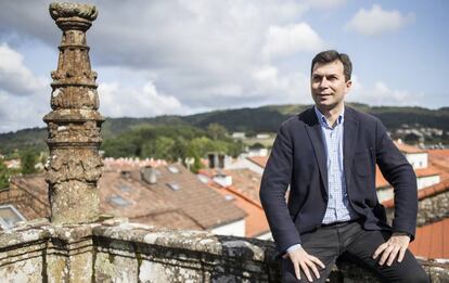 El socialista Gonzalo Caballero, en la terraza del Obradoiro desde la que se divisa la residencia presidencial de Monte Pío.