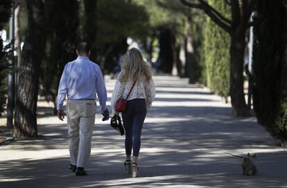 Una pareja pasea a su mascota por la zona Avenida de Europa.