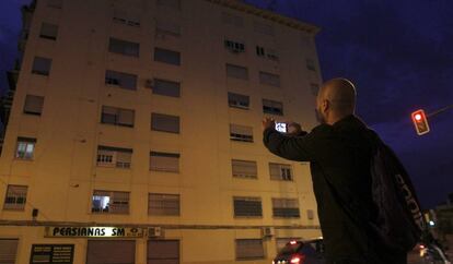 Un hombre fotografía el edificio del Sector Sur de la capital de Córdoba, donde una mujer de 54 años se ha precipitado de un balcón