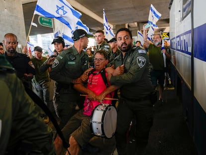 La policía israelí detiene a un manifestante durante la protesta contra la reforma judicial del Gobierno israelí en el aeropuerto Ben Gurion de Tel Aviv, el 3 de julio de 2023.