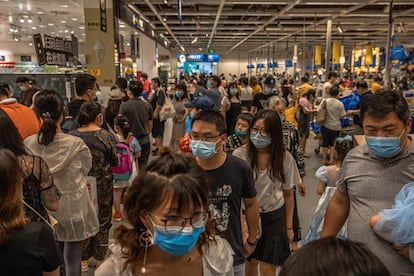 Compradores visitan una tienda Ikea en Pekín (China). El Gobierno chino ha confirmado este sábado dos nuevos casos de covid-19, ambos importados, lo que suma 83.587 afectados desde la declaración de la pandemia en el país.