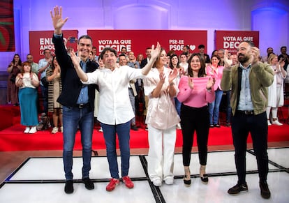 El presidente del Gobierno, Pedro Sánchez, junto al candidato a lehendakari socialista, Eneko Andueza, en un mitin para las elecciones vascas este sábado en San Sebastián.