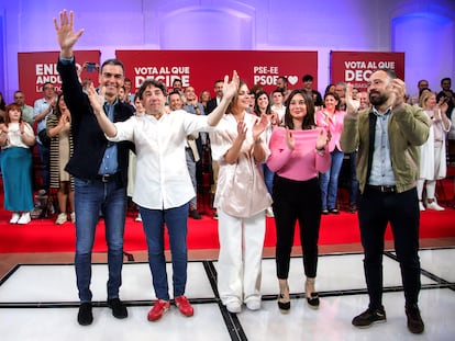 El presidente del Gobierno, Pedro Sánchez, junto al candidato a lehendakari socialista, Eneko Andueza, en un mitin para las elecciones vascas este sábado en San Sebastián.