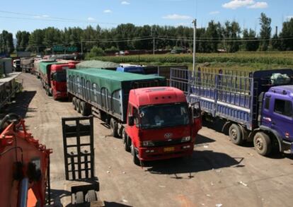 Transportistas esperan en un gigante atasco en China que se inició hace 10 días.