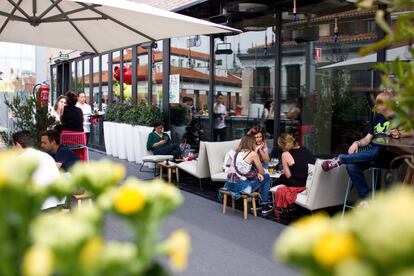 En invierno o en verano está abierta la animada terraza de La Cocina de San Antón, en la azotea del Mercado de San Antón.