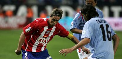 Torres encara a Luis García, en su último partido con el Atlético en el Calderón, el 9 de junio de 2007 frente al Celta.