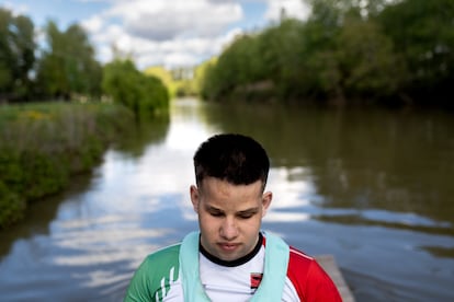 Iker, en uno de los pantalanes sobre el río Duero.