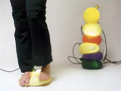 <i>Superpatata,</i> de Héctor Serrano, luminaria de látex natural, sal y bombilla de 11 vatios editada por Droog Design (2000).
Tipografía Pradell, de Andreu Balius.