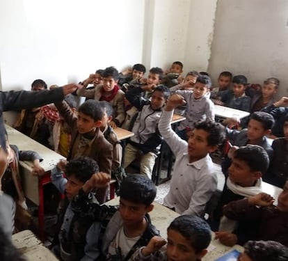 Interior de una clase de un campo de adoctrinamiento hutí en Saná, Yemen, en abril.