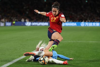 Oihane Hernández sobrepasa a Alex Greenwood en un momento de la final.