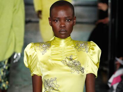 Brillos, estampados y androginia: Erdem se inspira en Cecil Beaton