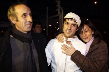 Fernando Enrique Muñoz, junto a sus padres, el viernes tras salir de la prisión de Villena.