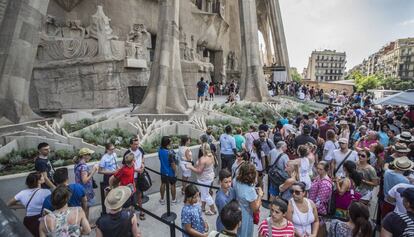 Turistes fent cua a la Sagrada Família.