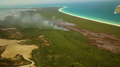 Incendio en la isla de Holbox, en el Caribe mexicano. 