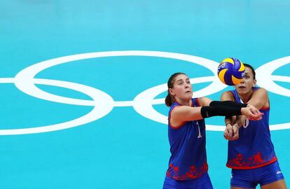 Bianka Busa y Tijana Malesevic ambas de Serbia, durante un control al balón en las preliminares femeninas de voleibol grupo B entre Serbia y los Países Bajos.