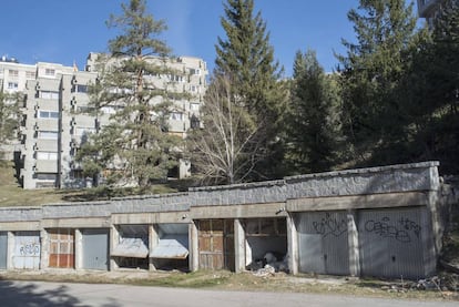 Una de las calles de la zona urbanizada en Pinar Baldío de Puerto de Navacerrada