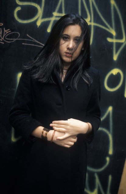 <p><strong>Historia de su éxito.</strong> La estadounidense Vanessa Carlton fue fichada por Jimmy Iovine para grabar un álbum que nunca vio la luz. Algunas de sus canciones, sin embargo, aguantaron lo suficiente para formar parte de su debut, ‘Be not nobody’ (2002), que se materializó después de que el mismísimo presidente de la discográfica A&M, Ron Fair, se involucrara como productor tras escuchar la maqueta de ‘A thousand miles’. Su olfato funcionó a la perfección, pues el 'single' de debut de Vanessa llegó al número 5 en Estados Unidos en 2002 y fue el sexto más escuchado del año en aquel país. Además, recibió tres nominaciones a los Grammy: Grabación del Año, Canción del Año y Mejor Arreglo Musical.</p> <p><strong>Qué pasó con ella y dónde está ahora.</strong> Aupada por el gran recibimiento de ‘A thousand miles', la artista de Nashville vendió más de dos millones de unidades de ‘Be not nobody’, que debutó en el puesto 5 en Estados Unidos en abril de 2002. Para promocionarlo se embarcó en una gira con Goo Goo Dolls y Third Eye Blind y después siguió en solitario disfrutando del momento. Sin embargo, su segunda obra, ‘Harmonium’ (2004), se quedó en el puesto 33 en Estados Unidos y empezó a caer a gran velocidad semana tras semana. De nuevo las altas expectativas de la discográfica de turno fueron un problema insalvable y se quedó sin contrato en un abrir y cerrar de ojos. Desde entonces ha cambiado varias veces de sello y ha publicado tres discos más, el último de ellos en 2015. Mientras trabaja en su anunciada sexta entrega, lleva una temporada lanzando en 'streaming' versiones sueltas de artistas como Robyn, Neil Young o, más recientemente, Lucinda Williams. Lejos de las cifras de su certero debut, sigue disfrutando de la música con una limitada pero sólida base de fan.</p> <p>Escuchar 'A thousand miles' pinchando <a href="https://www.youtube.com/watch?v=Cwkej79U3ek" target="_blank">aquí</a>. <br /></p>