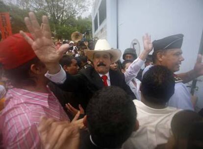 Manuel Zelaya saluda a sus seguidores el jueves en Tegucigalpa.