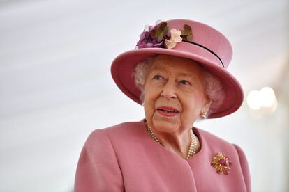 La reina Isabel II durante la visita al Laboratorio de Ciencia y Tecnología de Defensa, el 15 de octubre de 2020. 