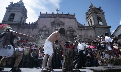 Un momento del v&iacute;a crucis en la Catedral Huamanga.
