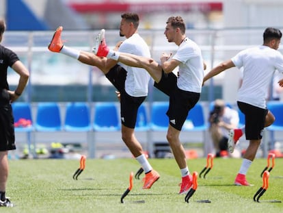 Löw observa a Wagner y Goretzka durante un entrenamiento.