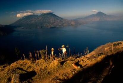 Vistas al lago Atitlán, en Guatemala, con los volcanes Toliman y San Pedro al fondo.