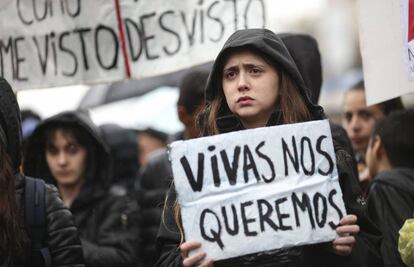 Mulher protesta contra os feminic&iacute;dios na Argentina