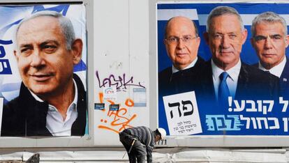 Carteles electorales de Likud (izquierda) y de Azul y Blanco, en Tel Aviv.  