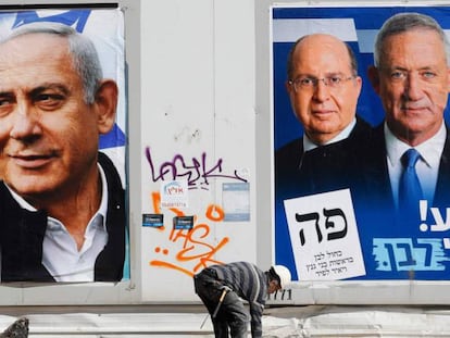 Carteles electorales de Likud (izquierda) y de Azul y Blanco, en Tel Aviv.