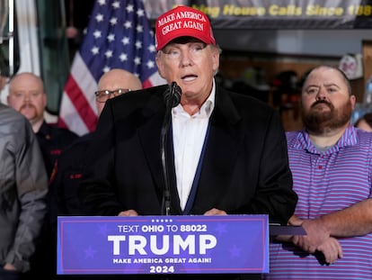 Donald Trump, este miércoles en el cuartel de los bomberos de East Palestine.