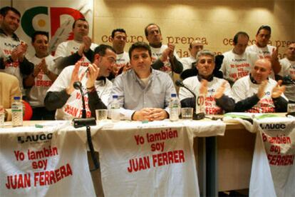 Miembros de la Asociación Unificada de Guardias Civiles aplauden a Ferrera (con camisa gris) al final del acto de hoy.