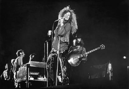 Janis Joplin e sua última banda, Full Tilt Boogie Band, em agosto de 1970 tocando no Shea Stadium de Nova York. 