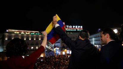 En enero de 2020, la presidenta de Madrid, Isabel Díaz Ayuso, el presidente interino de Venezuela, Juan Guaidó, y el vicepresidente regional, Ignacio Aguado, saludan desde el balcón de la sede del Gobierno madrileño.