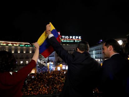 En enero de 2020, la presidenta de Madrid, Isabel Díaz Ayuso, el presidente interino de Venezuela, Juan Guaidó, y el vicepresidente regional, Ignacio Aguado, saludan desde el balcón de la sede del Gobierno madrileño.