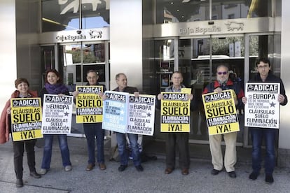 Integrantes de Adicae Castilla y León durante una manifestación en Valladolid para pedir a Europa la retroactividad total de las cláusulas suelo.