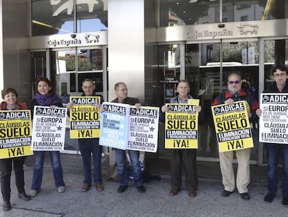 Integrantes de Adicae Castilla y León durante una manifestación en Valladolid para pedir a Europa la retroactividad total de las cláusulas suelo.