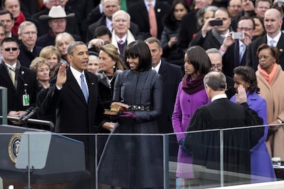 El juez John Roberts del Tribunal Supremo durante la juramentación del presidente Barack Obama en el Capitolio de Estados Unidos en Washington, D.C, en enero de 2013. La primera dama Michelle Obama sostiene una Biblia que perteneció al Dr. Martin Luther King Jr.