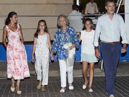 Los Reyes, con sus hijas y doña Sofía el domingo por la noche tras salir a cenar.